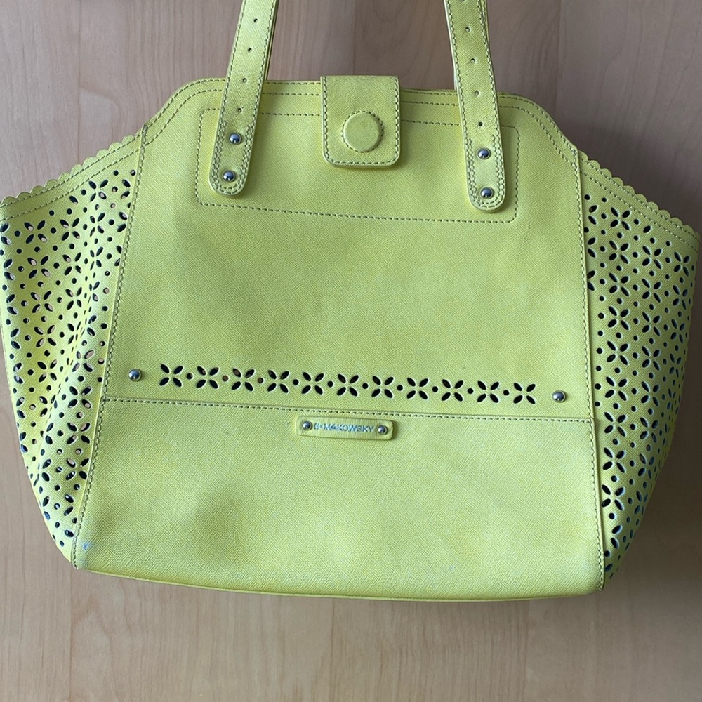 Fun yellow spring shoulder purse with cute cut out design.